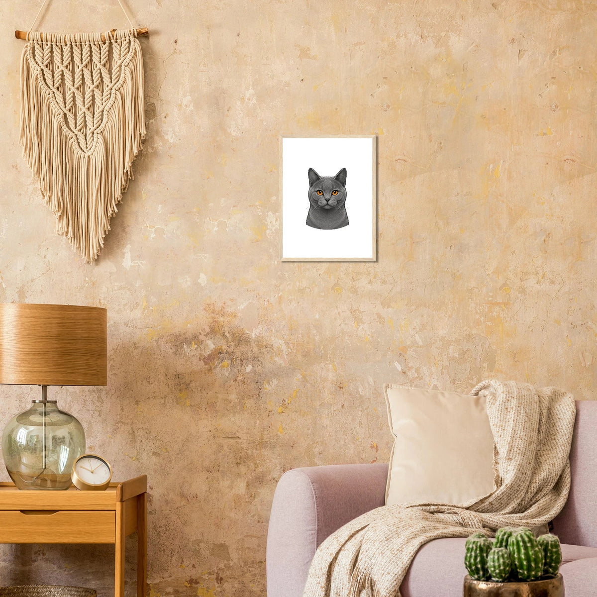 Affiche encadrée Woufissimo avec le portrait d'un chat, accrochée dans un salon