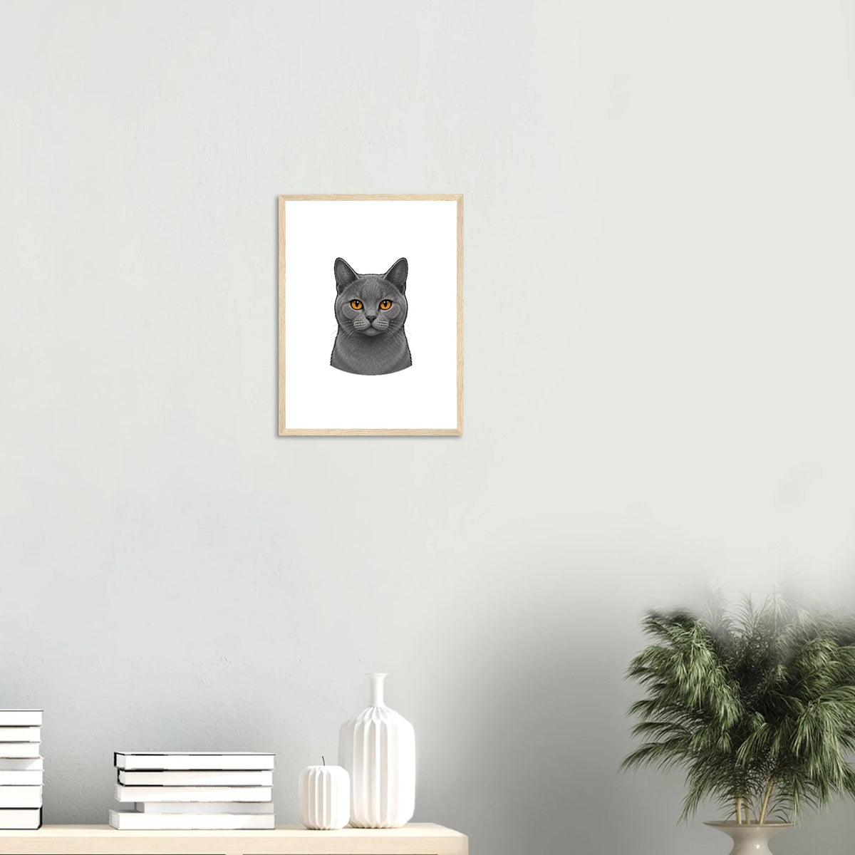 Affiche encadrée Woufissimo, portrait de chat, cadre bois naturel sur un mur clair