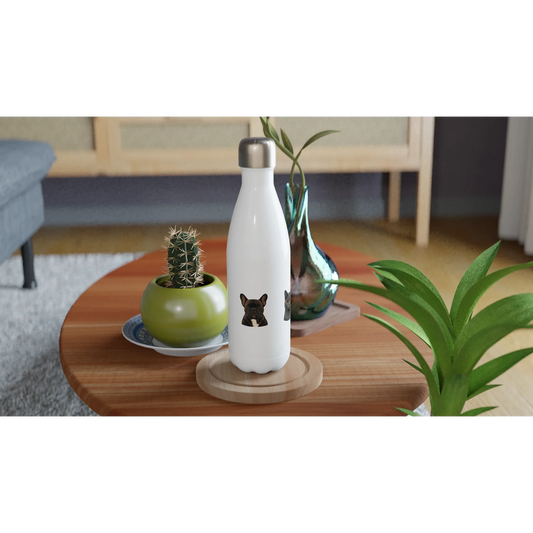 Gourde inox personnalisée Woufissimo avec le portrait d'un bouledogue français, posée sur une table de salon