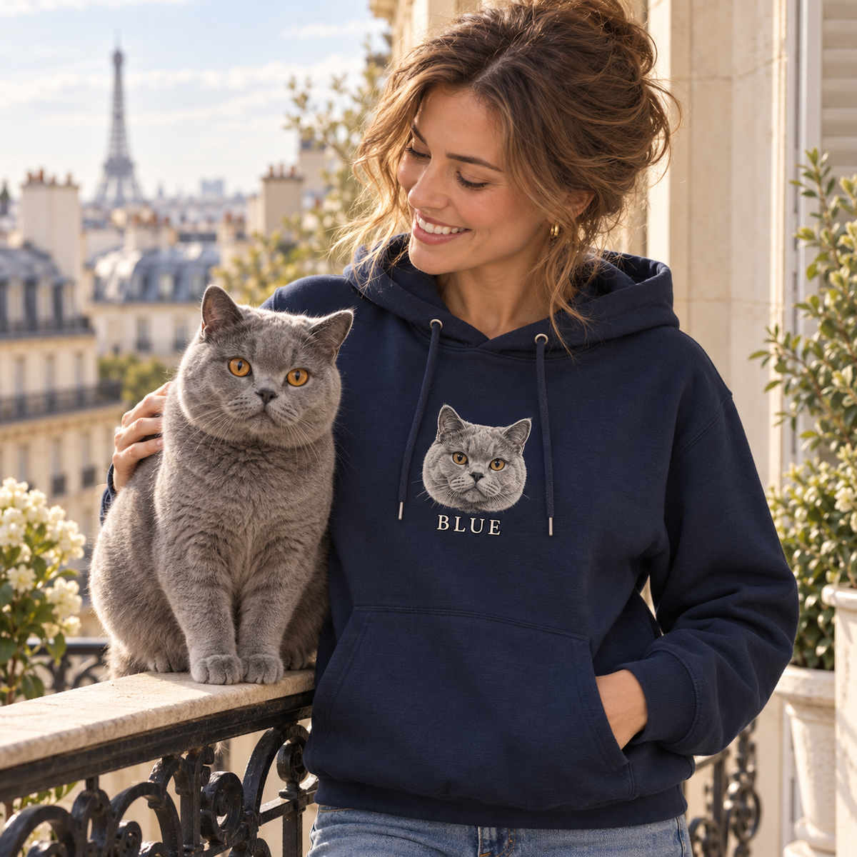 Jeune femme au balcon parisien, hoodie navy portrait british shorthair Blue