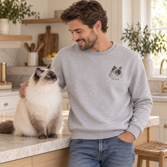 Homme en cuisine portant le sweat gris au portrait de son chat ragdoll